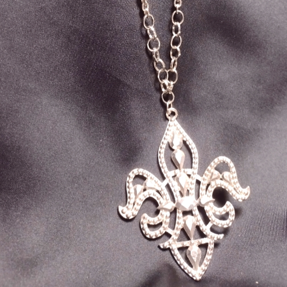 Fleur de lis pendant & necklace